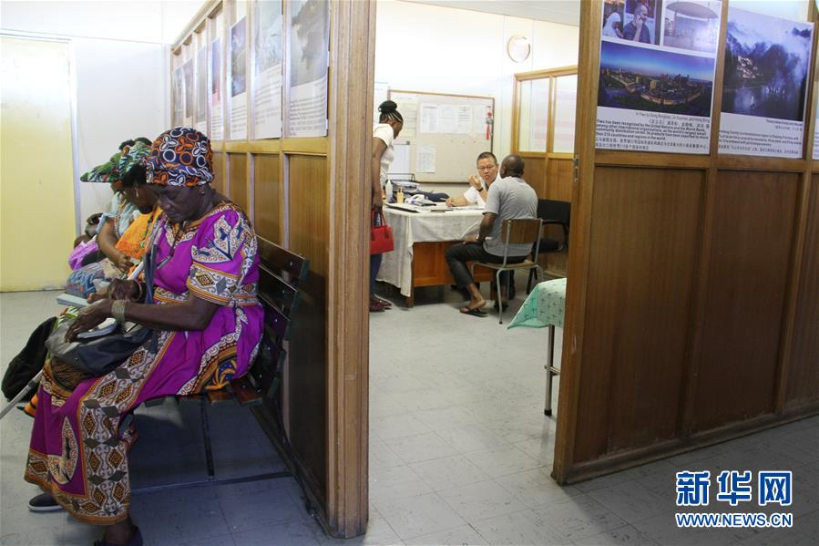 (國際·圖文互動)(2)通訊:讓中醫(yī)在納米比亞落地生根——記三屆援納醫(yī)療隊醫(yī)生褚海林