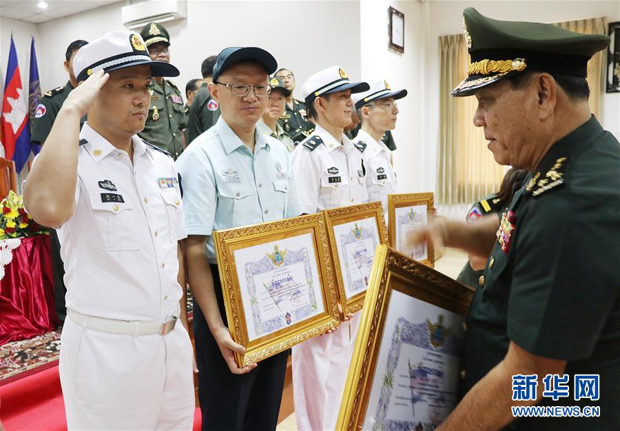 (國際)中國軍醫專家組獲柬埔寨“和平騎士勛章”