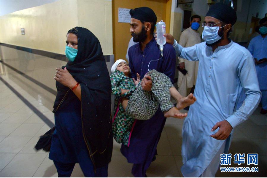 (國(guó)際)(5)巴基斯坦客運(yùn)列車和巴士相撞事故致19人死亡