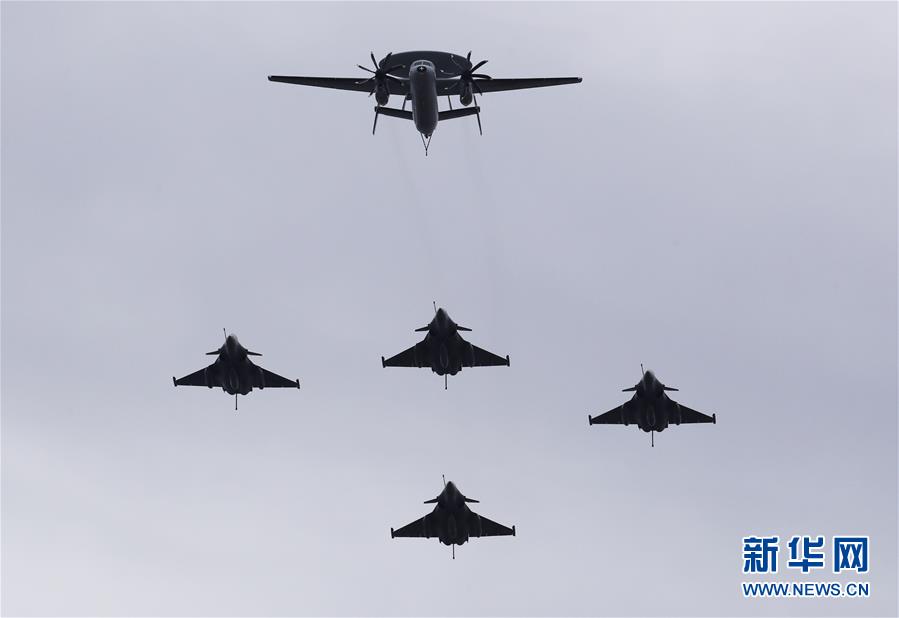 (國際)(3)法國國慶節(jié)閱兵式致敬抗疫公民