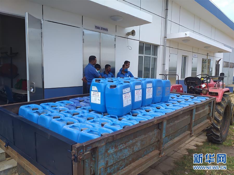 (國際·圖文互動)(1)在斯里蘭卡中國專家和中資企業助力油輪滅火