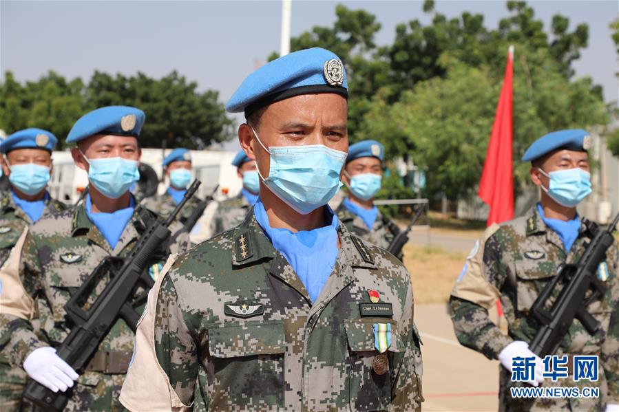 (國際)(2)中國赴蘇丹達爾富爾維和直升機分隊全體官兵榮獲聯合國“和平榮譽勛章”