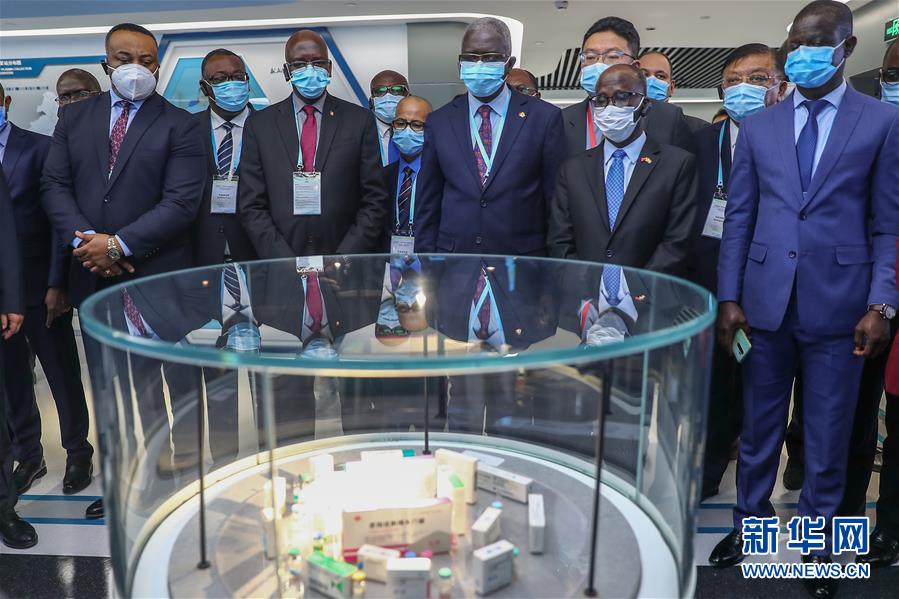 (圖文互動)(2)“中國承諾從不落空”——記非洲使節參觀國藥集團了解新冠疫苗研發