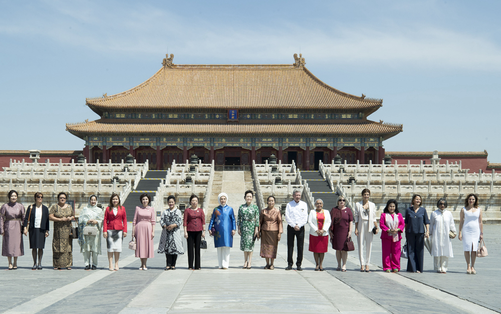 彭麗媛邀請(qǐng)出席“一帶一路”國際合作高峰論壇外方團(tuán)長(zhǎng)配偶參觀故宮博物院
