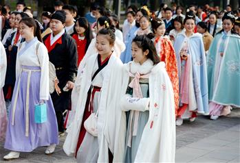 西安:漢服巡游展示傳統(tǒng)文化