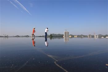 貴陽:“天空之鏡”引客來